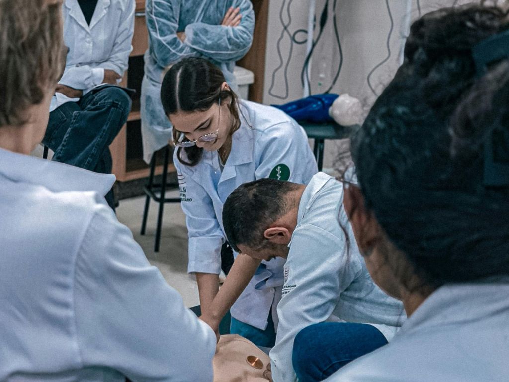 Professionnels de santé en formation AFGSU 2 autour d'un mannequin de simulation médicale
