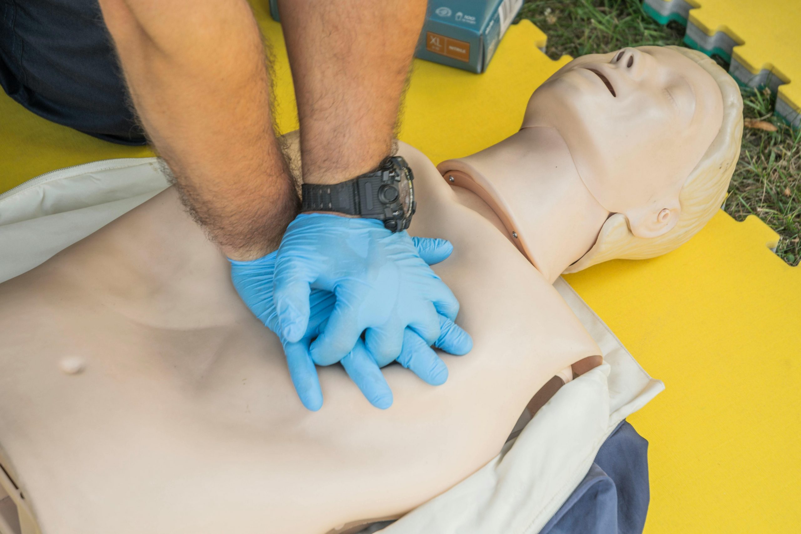 À qui s’adresse l’AFGSU 2 ? Exercice de massage cardiaque sur mannequin chez Valneo Formation